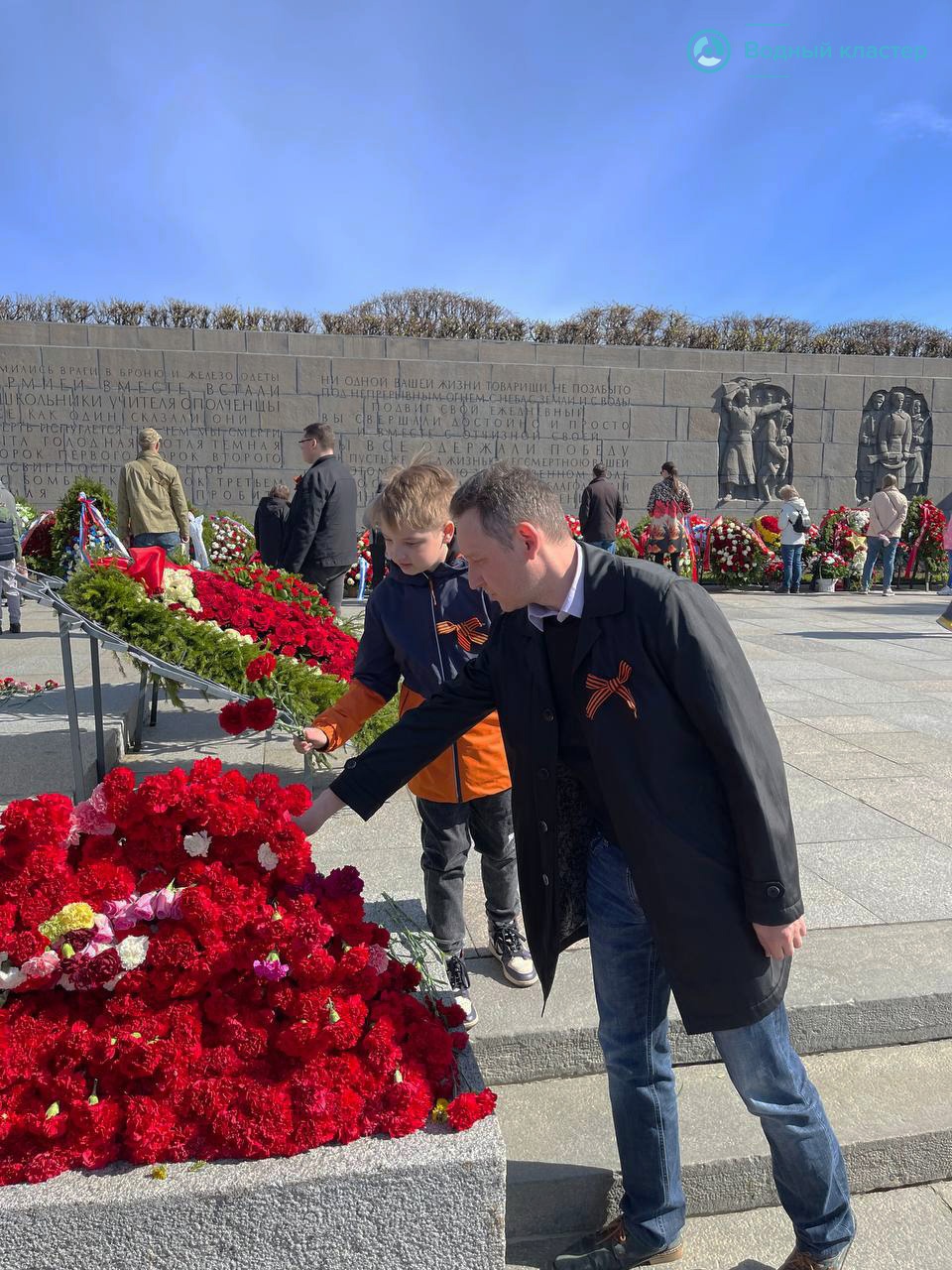 9 мая генеральный директор Водного Кластера Андрей Самонов возложил цветы на Пискаревском кладбище 