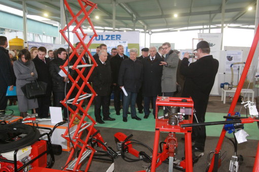 Губернатор Петербурга посетил Демонстрационно-выставочный центр Водного кластера